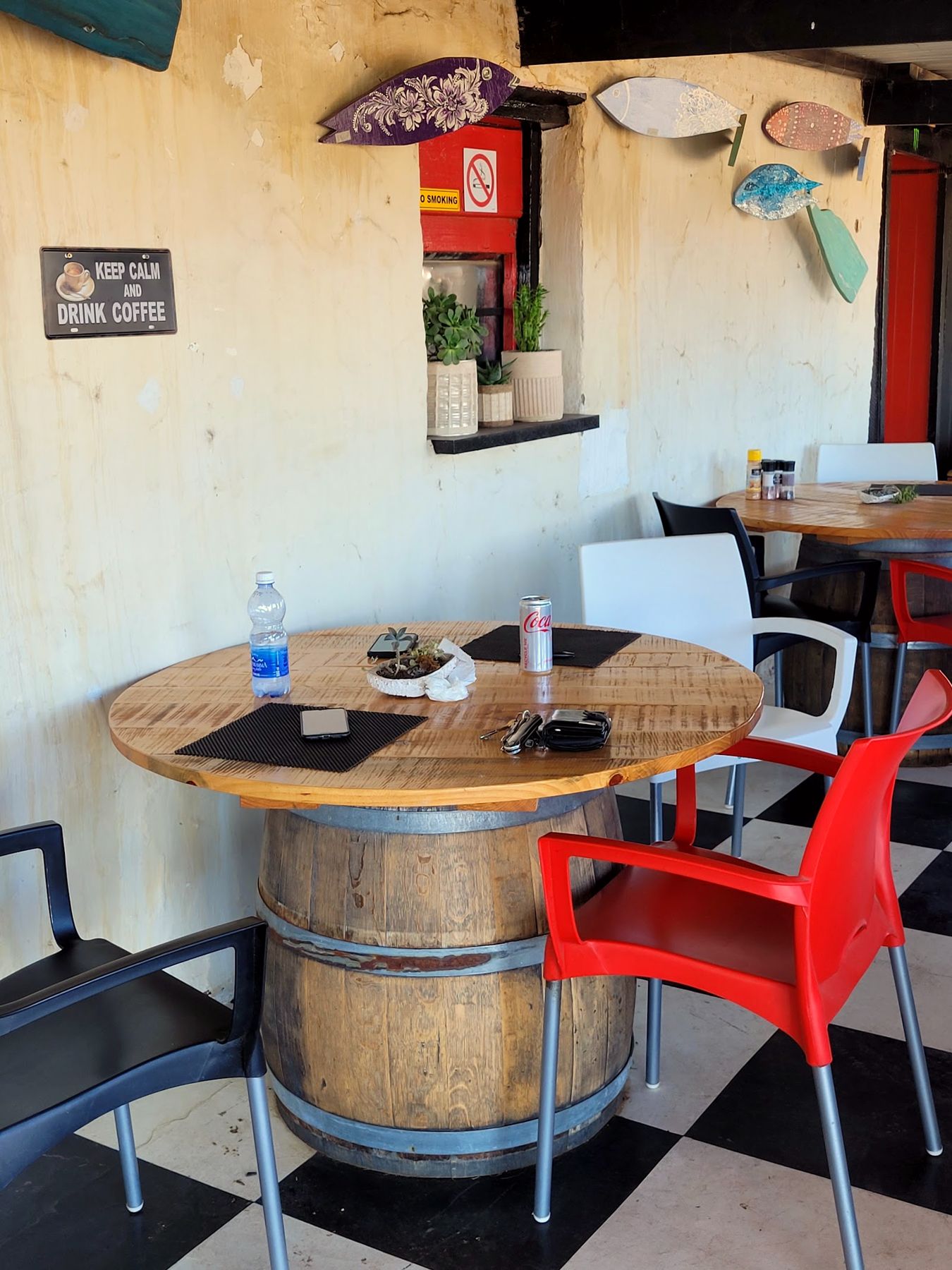 Tafel en rooi stoele binne